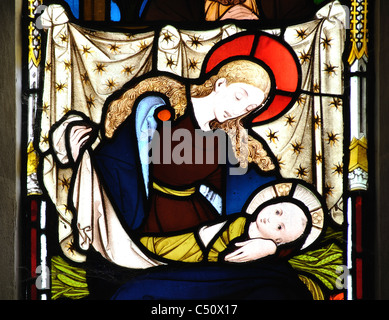 Detail der Geburt Glasmalerei im Ostfenster, St. Andreaskirche, Coln Rogers, Gloucestershire, England, UK Stockfoto
