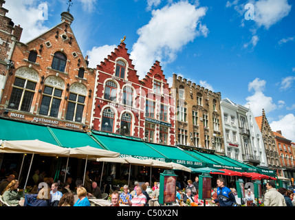 Touristen Essen in Cafés und Restaurants am Markt im Zentrum von Brügge, Belgien Stockfoto