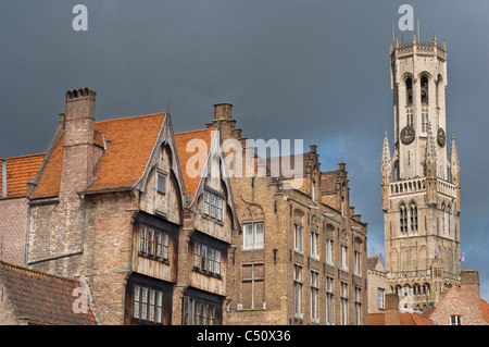 Der Blick in Richtung Belfort Glockenturm vom Rozenhoedkaai in Brügge Stockfoto