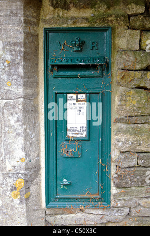 Viktorianische grün Briefkasten, Coln Rogers, Gloucestershire, England, UK Stockfoto