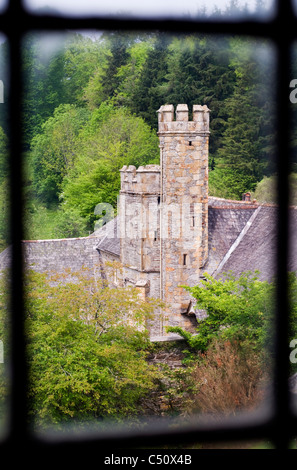 Teil von Buckland Abbey in Devon, England (einst Heimat von Sir Francis Drake) durch eines der Fenster des ehemaligen Klosters angesehen Stockfoto