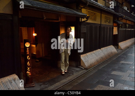 Ein Restaurant Mieter erwartet seine Gäste am Abend, Kyoto, Japan JP Stockfoto