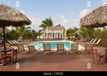 Laguna del Tesoro, Schatz Lagune, Liegestühlen und Pool, Zapata Halbinsel, Kuba Stockfoto