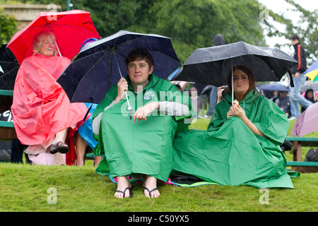 Ein paar Schutz vor Regen in der Wimbledon Tennis Championships, All England Club, Wimbledon, London, UK. Foto: Jeff Gilbert Stockfoto