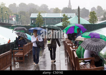 Damen-Schutz vor Regen auf die Wimbledon Tennis Championships 2011, All England Club, Wimbledon, London, UK. Foto: Jeff Gilbert Stockfoto