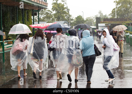Damen-Schutz vor Regen auf die Wimbledon Tennis Championships 2011, All England Club, Wimbledon, London, UK. Foto: Jeff Gilbert Stockfoto