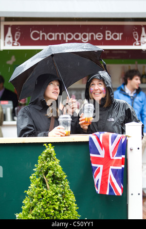 Damen-Schutz vor Regen auf die Wimbledon Tennis Championships 2011, All England Club, Wimbledon, London, UK. Foto: Jeff Gilbert Stockfoto