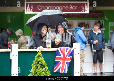 Damen-Schutz vor Regen auf die Wimbledon Tennis Championships 2011, All England Club, Wimbledon, London, UK. Foto: Jeff Gilbert Stockfoto