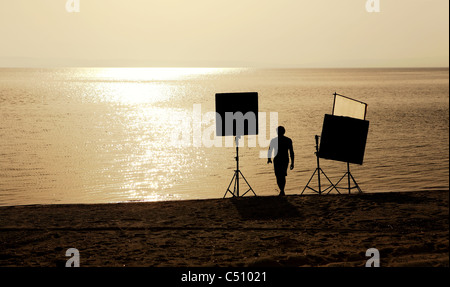 Film-Crew einrichten Szene am Strand Stockfoto