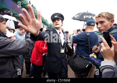 Sicherheit bei den Wimbledon Tennis Championships 2011 All England Club, Wimbledon, London, United Kingdom.Photo:Jeff Gilbert Stockfoto