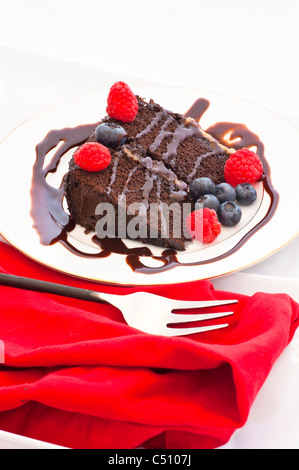 Leckere deutsche Torte mit Heidelbeeren und Himbeeren. Stockfoto