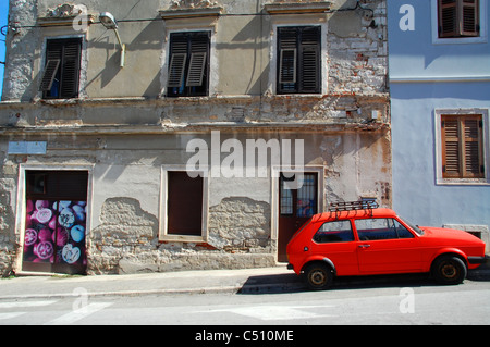 Günstiges rotes Auto parkten auf eine typische Straße in Pula, Kroatien. Stockfoto