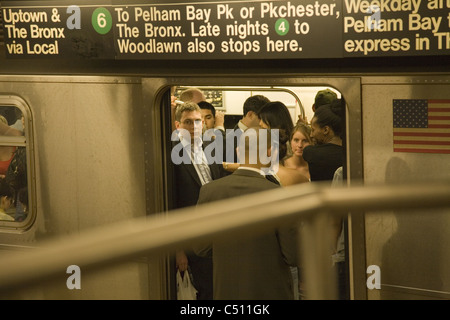 Lexington lokalen u-Bahn-Zug in der Station bei E. 51st Street in Manhattan. Stockfoto