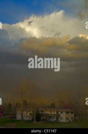 Brütende Wolken dicken Verdunkelung Himmel - Frühlingsanfang Gewitter mit klaren, blauen Himmel über Aurora Colorado uns. Stockfoto