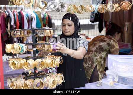 Bangladeshi Amerikanerin verkauft Armbänder bei einem Bangladeshi Street Festival in Brooklyn, New York. Stockfoto