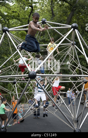 Kinder spielen auf dem Spielplatz Vanderbilt am Prospect Park in Brooklyn, New York. Stockfoto