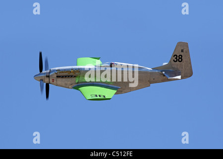 P-51 Mustang Edelmetall im Flug. Stockfoto