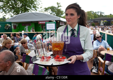 Wimbledon Tennis-Meisterschaften 2011, Erdbeeren und Sahne mit Pimm es. Vereinigte Kingdom.Photo:Jeff Gilbert Stockfoto