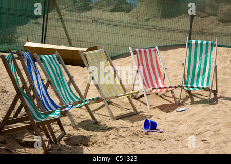 Bunte traditionelle Liegestühle am Strand von Weston-Super-Mare-England Stockfoto