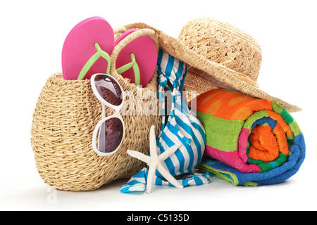 Strandzubehör mit Schwimmen Anzug, Handtuch, Flip Flops und Sonnenbrillen. Isoliert auf weißem Hintergrund. Stockfoto