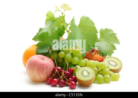 Bunte Früchte isoliert auf weißem Hintergrund. Stockfoto