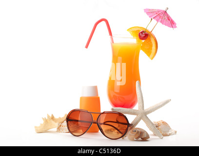 Tequila Sunrise Cocktail, Sonnencreme und Sonnenbrille mit Muscheln isoliert auf weißem Hintergrund. Stockfoto