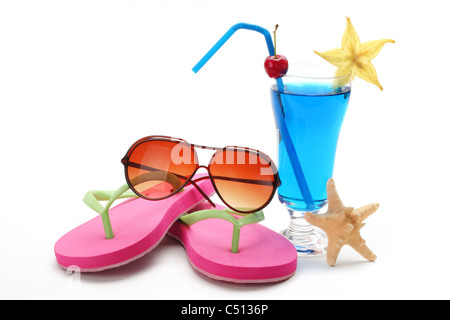 Blauen tropischen Sommergetränk, Sonnenbrille und Flip Flops auf weißem Hintergrund. Stockfoto