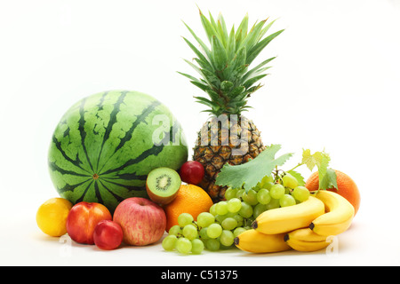 Bunte Früchte isoliert auf weißem Hintergrund. Stockfoto