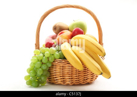 Frisches Obst im Korb Stockfoto