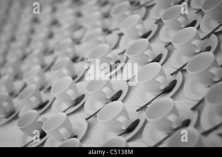 Viele Teetassen und Untertassen Stockfoto