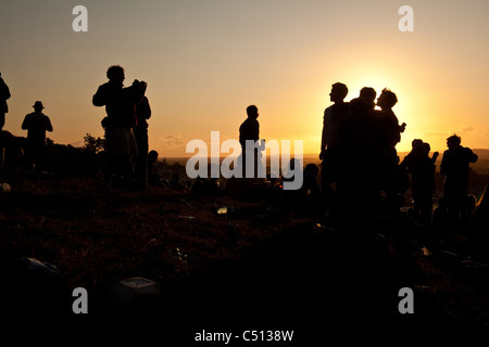 Silhouette von der Masse auf den Aussichtshügel auf dem Glastonbury Festival 2011 Stockfoto