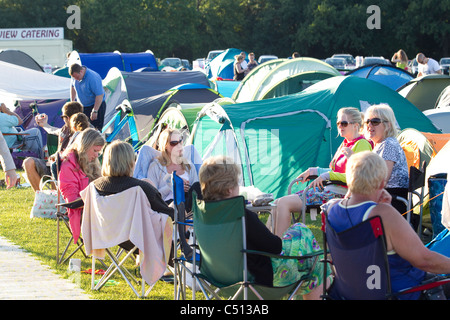 Tennis-Fans camping in Wimbledon Park in der Nähe der Wimbledon Tennis Championships 2011, Wimbledon, London, UK. Foto: Jeff Gilbert Stockfoto