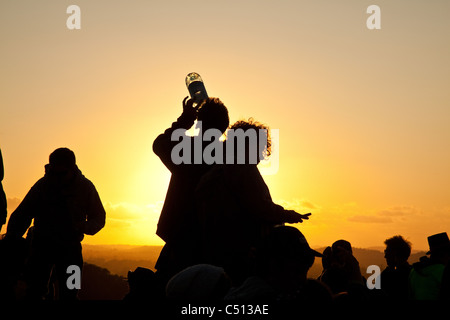 Silhouette von der Masse auf den Aussichtshügel auf dem Glastonbury Festival 2011 Stockfoto