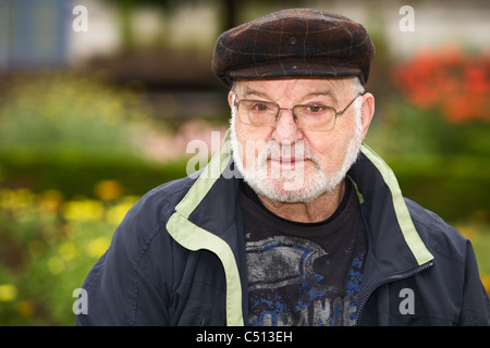 Porträt von senior Mann trägt flache Kappe Stockfoto