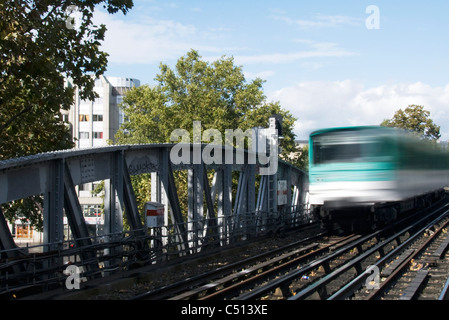 U-Bahn-Zug auf Brücke Stockfoto