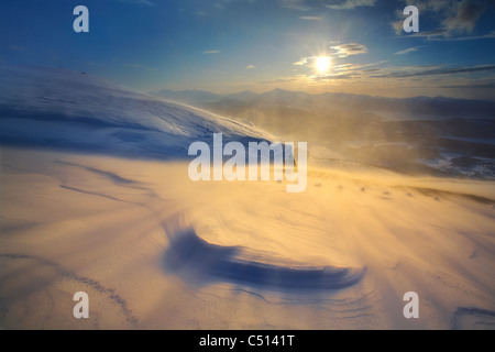 Ein Schneesturm auf Toviktinden Berg in Troms Grafschaft, Norwegen. Ein Blick in Richtung Tjeldsundet auf den Lofoten-Inseln. Stockfoto