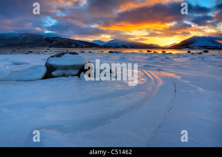 Ein Winter Sonnenuntergang über Tjeldsundet bei Evenskjer, Troms Grafschaft, Norwegen. Stockfoto