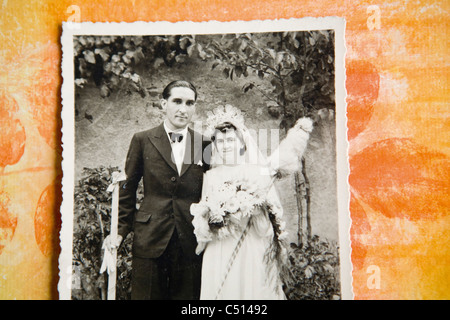 Altes Foto von Braut und Bräutigam an ihrem Hochzeitstag Stockfoto