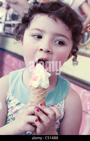 Kleine Mädchen Essen weich servieren Eis, portrait Stockfoto