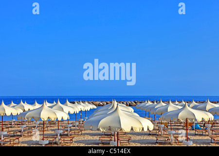 Schirme der Strände auf den Strand von Arma di Taggia in Ligurien an der Mittelmeerküste Stockfoto