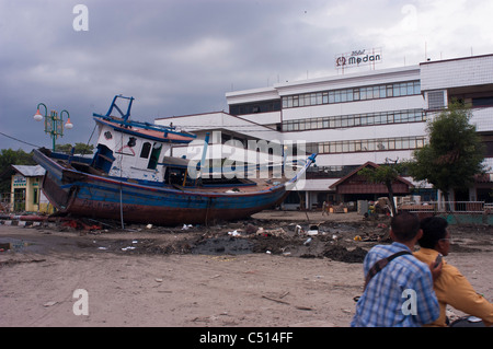 Ein Blick auf die Zerstörungen durch das Erdbeben und der Tsunami in Banda Aceh, Indonesien Stockfoto