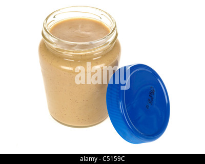 Glas Glas leckere Erdnussbutter gegen einen weißen Hintergrund mit Platz kopieren, einen Freistellungspfad und keine Leute Stockfoto