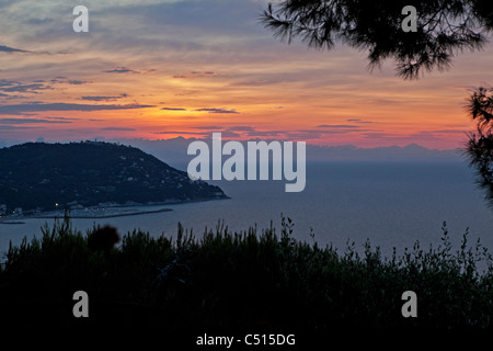Sonnenaufgang über dem Mittelmeer im Sommer mit einer Aussicht auf Andora Stockfoto