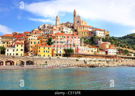 Mit Blick auf die historische Stadt von Cervo in Ligurien am Mittelmeer Stockfoto