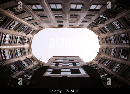 Spanien, Barcelona, Casa Mila, Atrium vom Innenhof aus gesehen Stockfoto