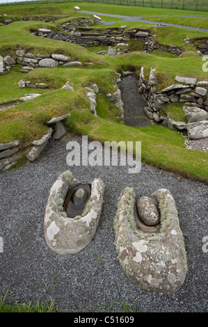 Eisenzeit Trog Mahlstein und Midden in Jarlshof Siedlung, südlichen Festland, Shetland, Schottland SCO 7404 Stockfoto