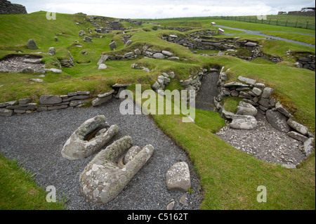 Eisenzeit Trog Mahlstein und Midden in Jarlshof Siedlung, südlichen Festland, Shetland, Schottland.  SCO 7405 Stockfoto