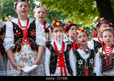 Eine Gruppe von Kindern in Krakau Stil Folklore Trachten während einer Aufführung von Musik. Stockfoto