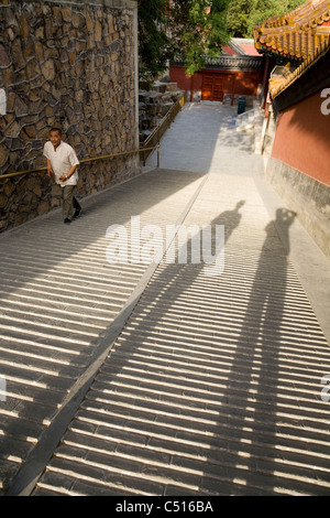 Stufen zum Turm der buddhistischen Weihrauch (Foxiang Ge), Longevity Hill, Sommerpalast (Yihe Yuan Yiheyuan), Beijing, China. Stockfoto