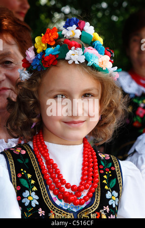 Ein schönes Mädchen in Krakau Stil Folklore Tracht während einer ethnographischen Performance. Stockfoto